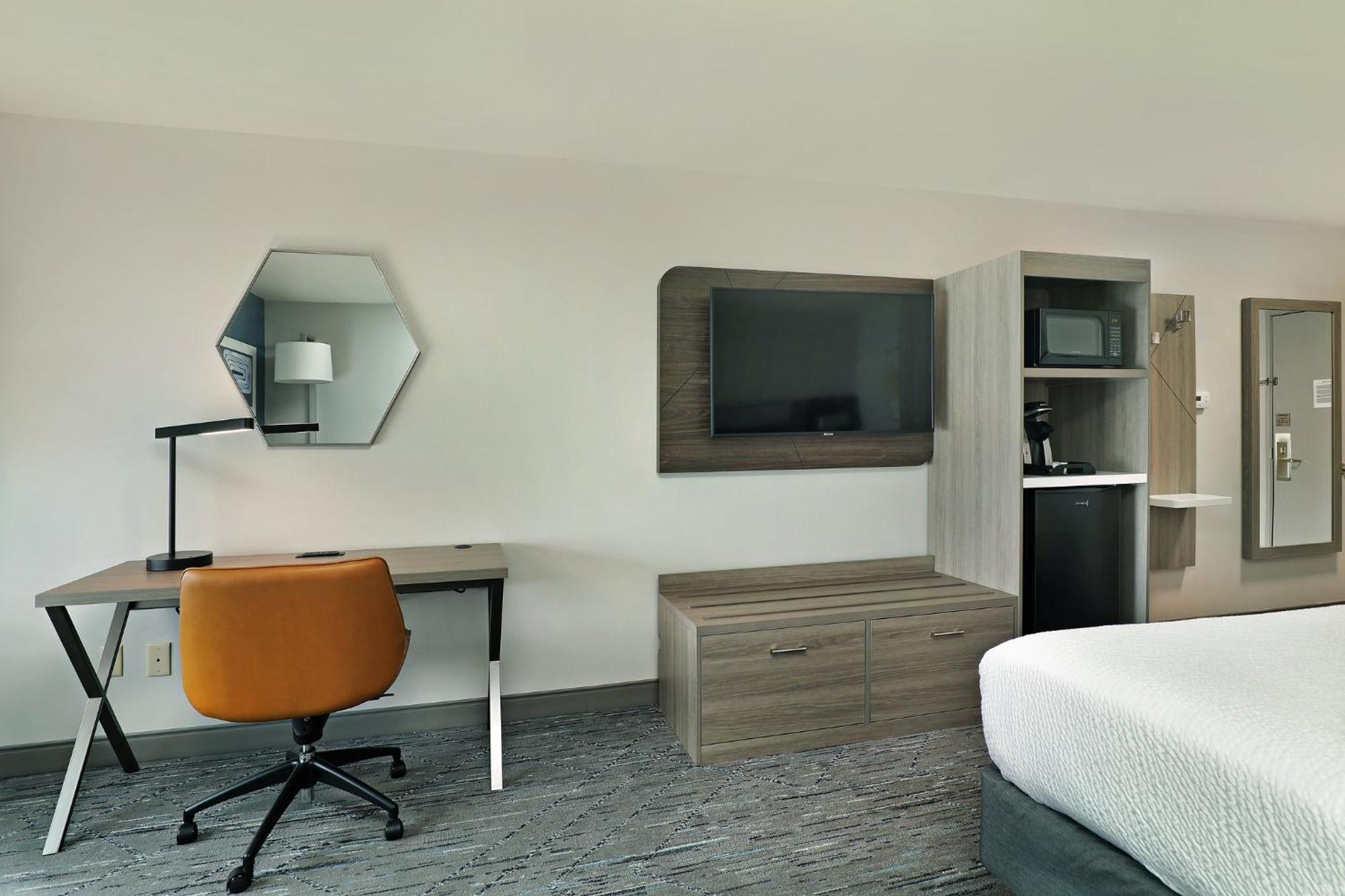 Holiday Inn Express Hotel & Suites Milwaukee-New Berlin By Ihg Экстерьер фото